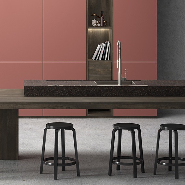 A versatile and dynamic kitchen thanks to the energy of attractives colours