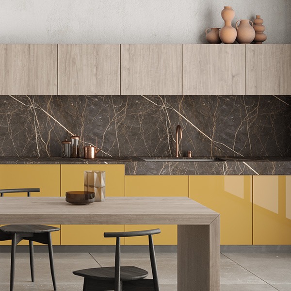 Textures inspired by wood and marble for a modern, comfortable kitchen